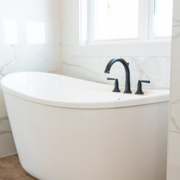 Lot 318 | Free Standing Master Tub